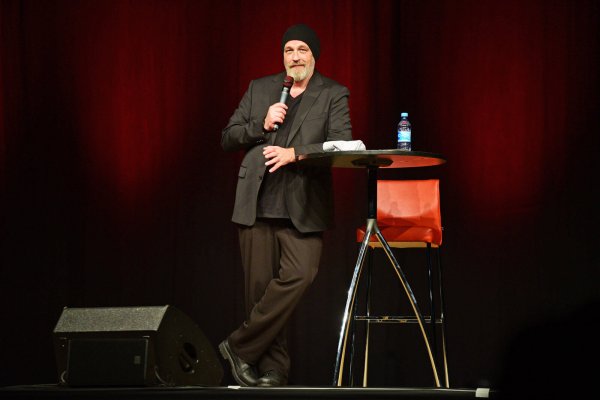 Komiker Torsten Sträter unterhält das Publikum in der voll besetzten Phoenix-Contact-Arena mit seinem Programm "Mach mal das große Licht an". - © Nicole Ellerbrake