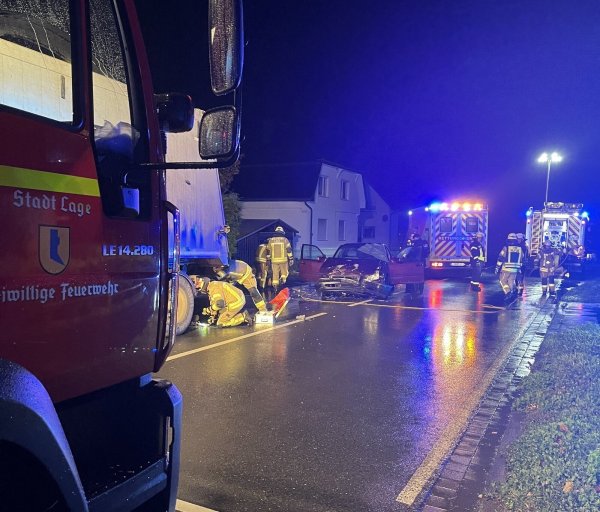 Die Feuerwehr befreite den Unfallfahrer aus seinem Auto. - © Feuerwehr Lage