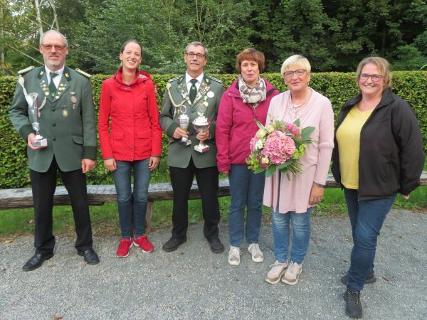 Oberst Hartmut Rissiek (von links) freut sich über den KK-Pokal. Svenja Rissiek ist neue Jugendwartin. Volker Dümchen freut sich über den LG- und Seniorenpokal. Susanne Dümchen ist neue erste Kassiererin. Sie folgt auf Elke Rissiek, die zurücktrat. Neue zweite Kassiererin ist Tina Wagner. - © Schützenverein Harzberg-Glashütte
