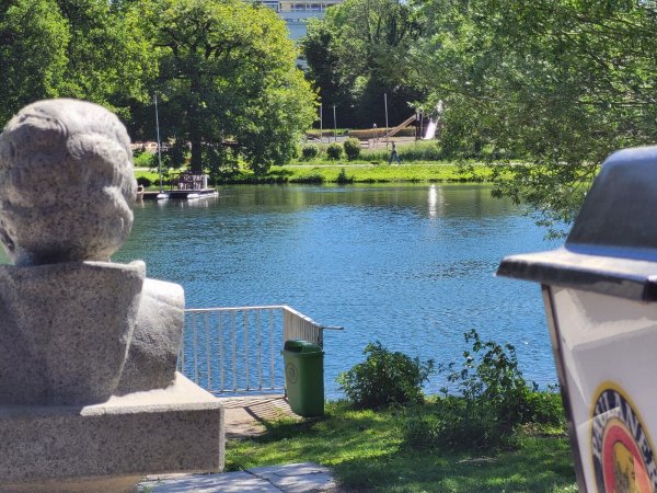 Derzeit ist es sehr ruhig rund um den Kurparksee in Bad Salzuflen. Sowohl der Biergarten (vorne), der Bootsverleih (mitte), als auch der "Hortus Vitalis" (gegenüber) haben momentan geschlossen. Und auch die Fontäne ist derzeit außer Betrieb. - © Freya Köhring