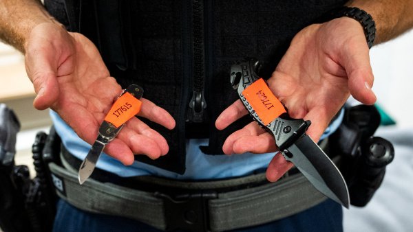 Viele Menschen tragen mittlerweile – teils verbotene – Waffen bei sich. Die Polizei ist gewarnt und schützt sich gezielt vor möglichen Angriffen durch Stichwaffen. - © Daniel Bockwoldt