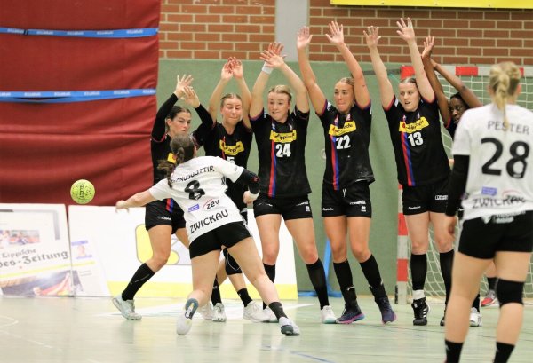 Wollen sich auch heute Abend der Offensive in den Weg stellen: die Blombergerinnen (von links) Lisa Rajes, Ann Kynast, Malina Marie Michalczik, Linnea Pettersson, Nele Wenzel und Ndidi Agwunedu, hier im Spiel gegen Sachsen Zwickau. - © Oliver König