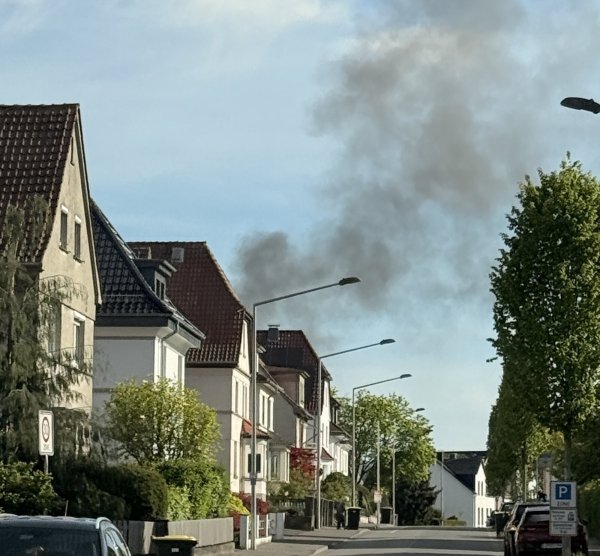 Die Rauchsäule des Garagenbrandes ist deutlich zu sehen. - © Feuerwehr Detmold/Christopher Rieks