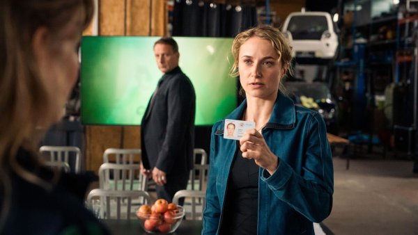 Wiebke Möller (Bea Brocks), Tjark Wolf (Hendrik Duryn) und Femke Folkmer (Pia Barucki; von links) unterhalten sich in der Halle, in der der erschossene Ralf Bevenkamp normalerweise sein Therapie-Training absolvierte. Wiebke ist Mitorganisatorin der Trainingseinrichtung. - © RTL/Stephan Rabold