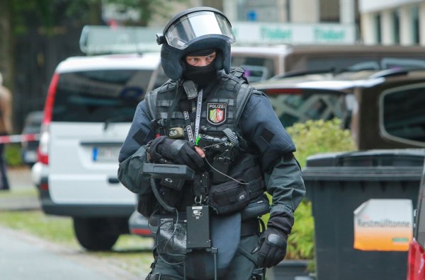 Ein SEK-Beamter der Polizei NRW. Einer der Beschuldigten soll nach der Waffe einer solchen Einsatzkraft gegriffen haben. (Symbolbild) - © Andreas Zobe