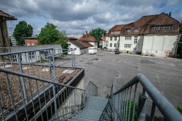 Ein 3500 Quadratmeter großes Grundstück und zwei Gebäude in zentraler Lage im Bielefelder Süden sollen nach einem Ratsbeschluss an einen Interessenten verkauft werden. - © Susanne Lahr
