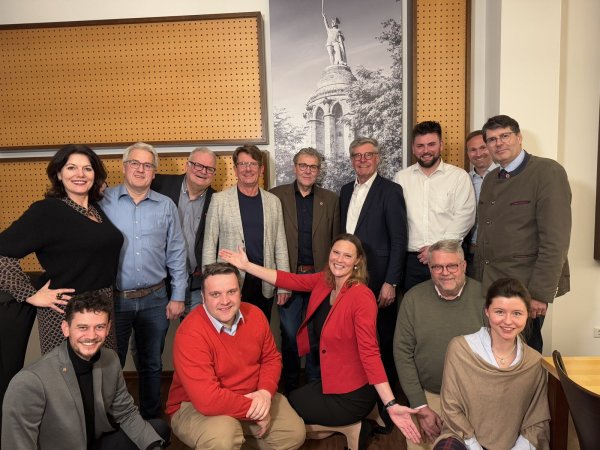 Das Bild zeigt (hinten von links) Renate Hartmann, Frank Witte, Friedrich Sundhoff, Jörg Thelaner, Meinolf Haase, Friedel Heuwinkel, Cord Henrik Starke, Jan Martin Vogt und Stephan Grigat sowie (vorne von links) Daniel Neufeld, Lars Brakhage, Dr. Marika Thiersch, Jan Wisomiersky und Laura Ottemeier. - © CDU Detmold