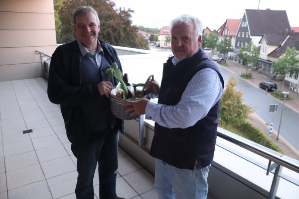 UIrich Meier zu Evenhausen (links) ist neuer Fraktionsvorsitzender der FDP im Gemeinderat und dankt seinem Vorgänger Hermann Graf von der Schulenburg für dessen Arbeit. - © Birgit Guhlke