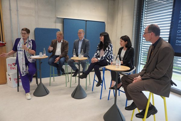 Dr. Marie-Theres Thiell (von links) vom Westfalen e.V. leitete die Podiumsdiskussion "Tierwohl und Lebensmitteltechnologie - wie künstliche Intelligenz helfen kann" mit Dieter Hagedorn, Christian Fretter, Susanne Struck, Helene Dörksen und Burkhard Wrenger im Innovation Spin. - © TH OWL