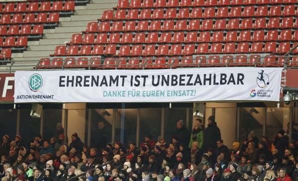 Ehrenamtlich Engagierte gibt es nicht nur im Vereinssport, sondern in vielen verschiedenen Bereichen. - © picture alliance / Sportfoto Zink / Daniel Marr