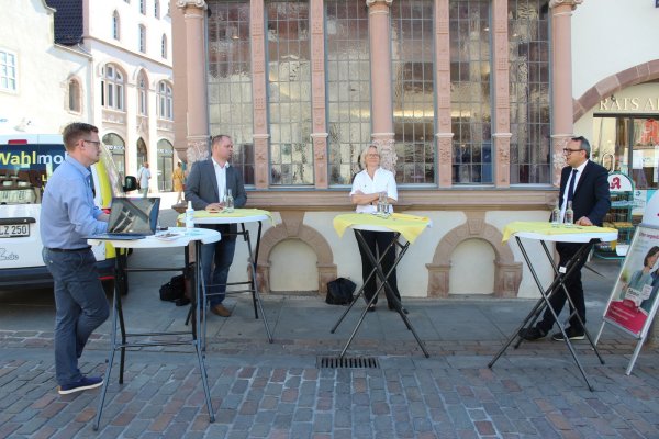 Das LZ-Wahlmobil ist zu Gast auf dem Lemgoer Marktplatz. Mit Redakteur Till Brand (von links) diskutieren Arne Brand (SPD), Dr. Katharina Kleine Vennekate (Die Grünen) und Markus Baier (parteilos). Foto: Karolina Schmidt - © Karolina Schmidt