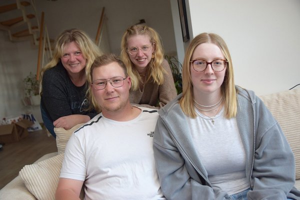 Jill Friedrichs (r.) ist ihrem Freund Frederick Schröter sehr dankbar. Auch Mutter Anne Friedrichs und Schwester Vivien haben die 22-Jährige in der schweren Zeit begleitet. - © Karin Prignitz