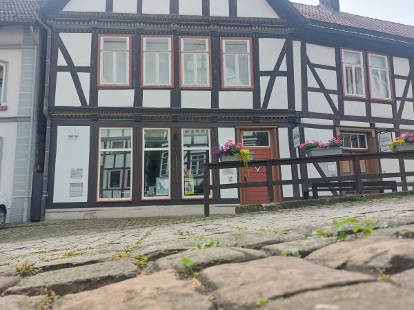 Fünf Stolpersteine werden künftig in das Pflaster vor der Galerie Haus Bachrach eingebracht. Sie sollen an das Schicksal der jüdischen Familie Bachrach erinnern. - © Michaela Weiße