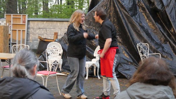 Was sich liebt, das streitet sich? Zwischen Caterina (Wiebke Blume) und Marco (Tobias Friedrich) fliegen die Fetzen. Souffleur Bert Reiß (vorne links) muss ab und zu noch aushelfen. Spielleiterin Ursel Sparka (vorne rechts) gibt Anweisungen. - © Jost Wolf