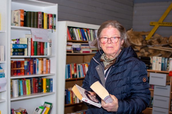 Rund 750 Bücher lagert Janke Waltking (78) mittlerweile in den Bücherschränken auf ihrem Grundstück in Pivitsheide. Von nah und fern kommen Menschen zu ihr, um sich Bücher auszuleihen oder zu verschenken. - © Raphael Bartling