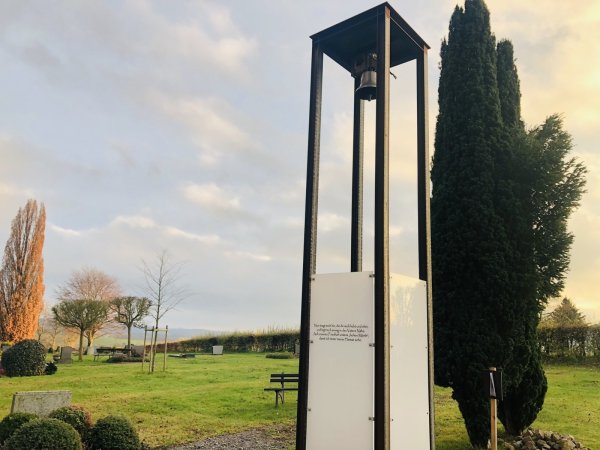 Im neuen Glockenturm von Brakelsiek hängt das Geschenk des Bundespräsidenten. Auf dem Milchglas ist ein Vers der Heimatdichter Friedrich und Heinrich Wienke aufgebracht. - © Silke Buhrmester