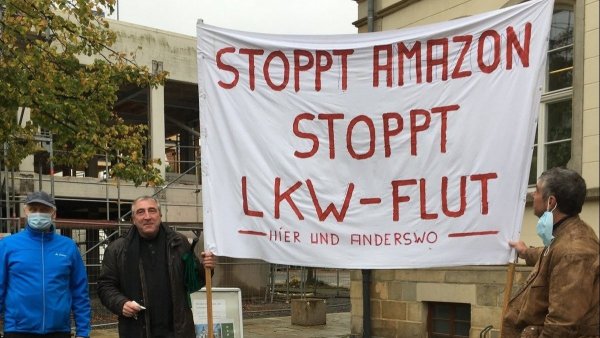 Unter anderem mit einer Mahnwache auf dem Marktplatz machen die Mitglieder der Aktionsgruppe "Beller Feld" an Markttagen auf ihren Protest aufmerksam. - © Wolfram Fiedler