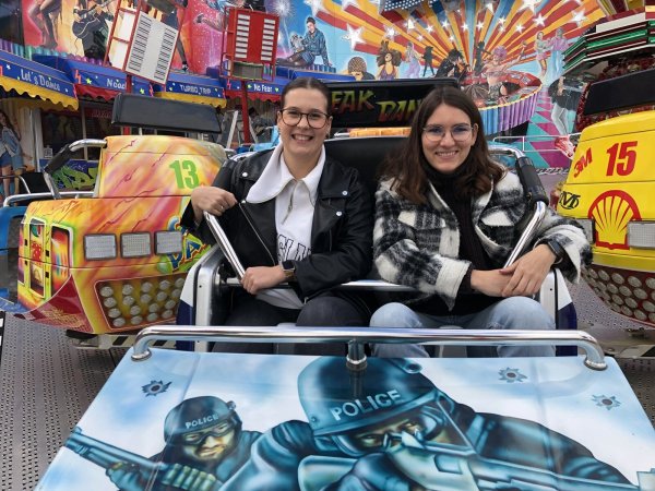 LZ-Praktikantin Tamina-Shirin Marten (links) und LZ-Volontärin Chiara Wibbeke vor ihrer Fahrt im Break Dance. Das Fahrgeschäft ist ihr persönliches Highlight der Kirmes. - © Antonio Noack