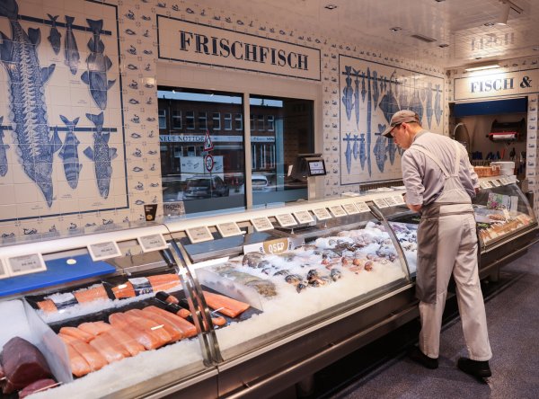 Insgesamt haben die deutschen Verbraucher im vergangenen Jahr 418.240 Tonnen Fisch und Meeresfrüchte gekauft. - © dpa