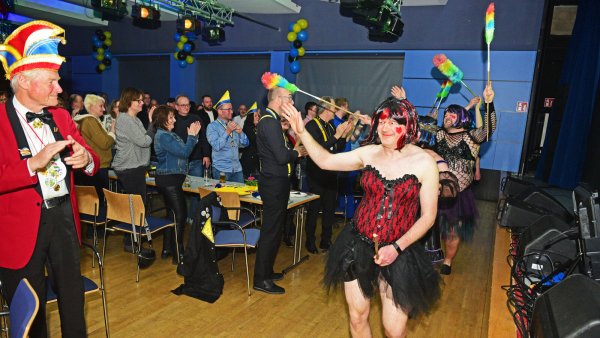 Die "Lila Girls" marschieren in den Saal ein - © Nicole Ellerbrake