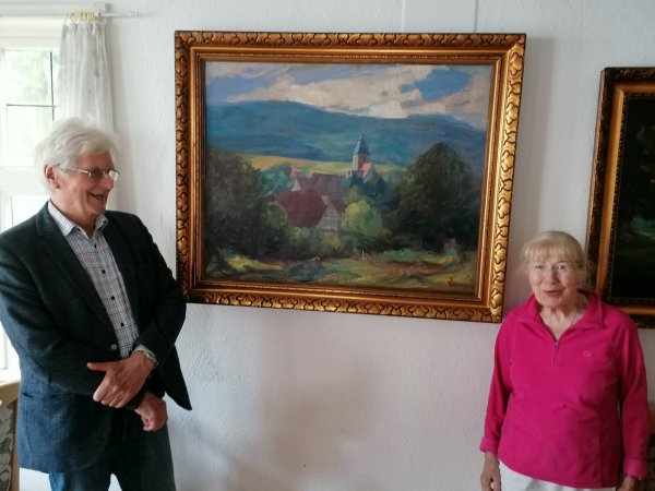 Adelheid Krüger und Bernhard Meier zu Biesen vom Heimatverein Heiligenkirchen im Cultur Café vor Wittensteins Ortsansicht von Heiligenkirchen. - © Werner Zahn