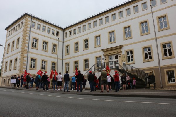 IG Metall ruft zur Solidarität mit den fast 200 gekündigten Mitarbeitern des Lemgoeer KfZ-Zulieferers Isringhausen auf. - © Janet König
