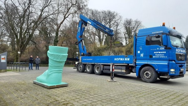 Ein Tieflader platziert Hermanns linken Fuß vor dem Landesmuseum. - © Mario Rakusa/Landesmuseum