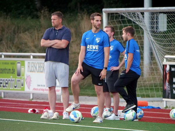 Neu in der Liga: Müssens Trainer Jan Brinkmann (Mitte) will mit den unteren Tabellenregionen nichts zu tun haben. - © Jörg Hagemann