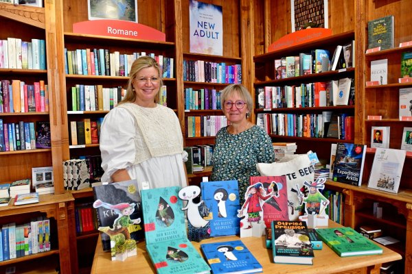 Cerrin Wehrmann-Ristau (l.) wird Anfang des kommenden Jahres die Buchhandlung Blume von Martina Lange übernehmen. Seit Anfang des Jahres arbeitet Wehrmann-Ristau in der Buchhandlung und wird von Lange in die Geschäfte eingeführt. - © Gunter Held