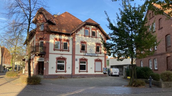 Wird in den kommenden Monaten rundum erneuert und dann wieder eröffnet: die Traditionsgaststätte Sibille Ostmann im Ortskern von Schlangen. - © Cordula Gröne