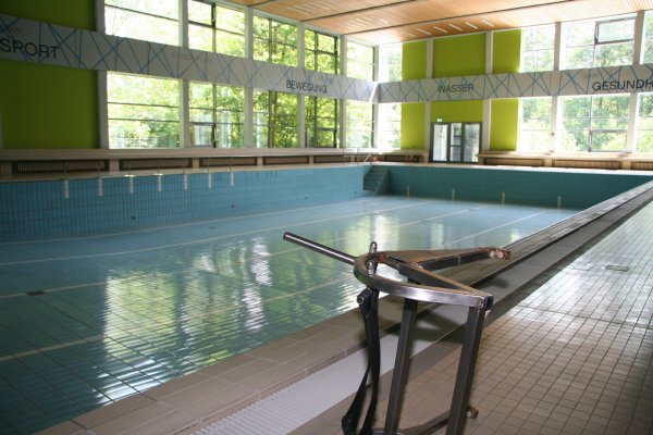 Nach der Schließung des Badehauses wurde das große Sportbecken geleert. Daraufhin bildeten sich undichte Stellen und Fliesen platzten ab. - © Archivbild: Cordula Gröne