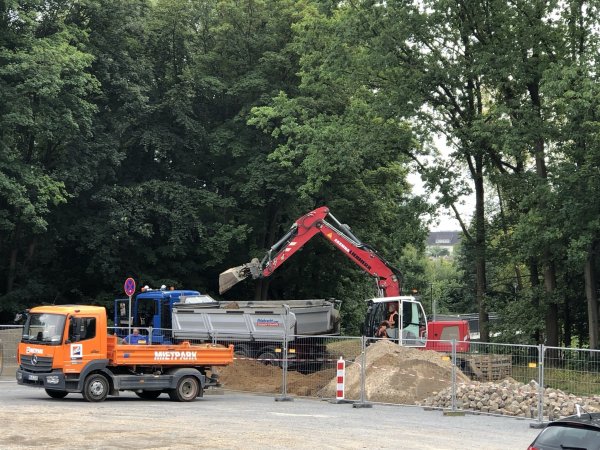 Hinter dem Regenstorplatz kommen Radfahrer und Fußgänger dieser Tage nicht wie gewohnt zur neuen Brücke durch. Die entsprechende Umleitung ist aber (noch) nicht ausgeschildert. - © Till Brand