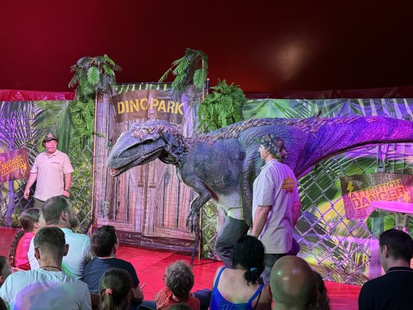 Die "lebendigen" Dinosaurier sorgen beim Publikum für Staunen und bereiten großen Spaß. - © Sandra Castrup