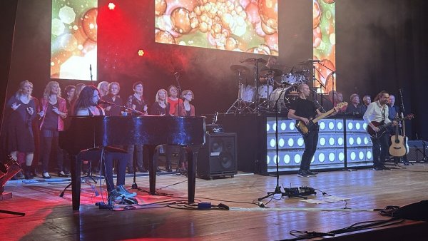 Der Chor "hautnah VoiceArt" ist mit der Queen-Tribute-Band "Queen Alive" beim Konzertformat "Forever Queen" in der Bad Salzufler Konzerthalle aufgetreten. - © Alexandra Schaller