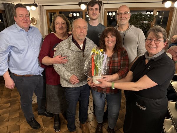 Die Siegergruppe um David Thiele, Bianca Stanienda, Rainer Stanienda, Tom Schüring, Carol Schüring sowie Frank Schüring erhalten von Gastwirtin Annette Reinking (von links) die Sieger-Prämie. - © Sandra Castrup
