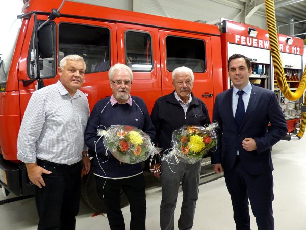 Ortsbürgermeister Wolfgang Siefert (li.) und Bürgermeister Torben Blome (re.) ehren Paul Köster (2. v. l.) und Erich Buschhart für ihr ehrenamtliches Engagement - © Rudi Rudolph