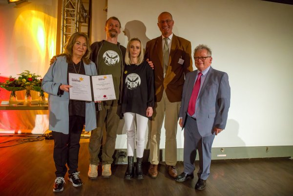 Preisübergabe mit Vertretern der Stiftung Solidarität bei Arbeitslosigkeit und Armut an die Initiative Freigeister Horn mit Bianca Kompalla (links) und Sandra Dietrich. - © Benjamin Hanke