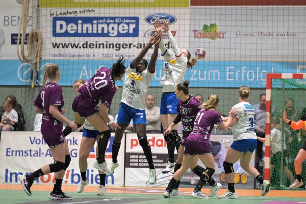 Die HSG Blomberg-Lippe leistete eine super Deckungsarbeit, wie hier mit Laetitia Quist und Nieke Kuehne im Block gegen Jana Scheib von der TuS Metzingen. - © Eibner-Pressefoto/Tobias Baur