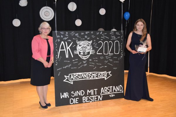 Die Klassenlehrerin Annette Wegener (links) freut sich mit Schülerin Chiara Pflug bei der Zeugnisübergabe der Realschule. - © Realschule Augustdorf