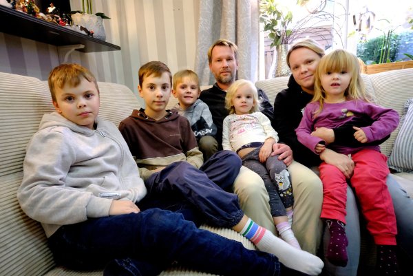 Lara und Timo Preuß leben als Patchwork-Familie mit fünf Kindern in Harsewinkel. Im Frühjahr 2025 wollen sie in ihr neues Fertighaus ziehen. - © Andreas Frücht