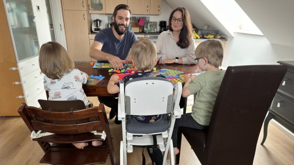 Eduard und Fabienne Unruh spielen mit den Kindern Paul (von links), Milan und David in der Küche. - © Sven Kienscherf