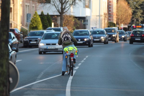 Radfahrer fühlen sich im Straßenverkehr oft zu recht gefährdet. Das muss anders werden, fordert das Bündnis für Klimaschutz. - © Till Brand