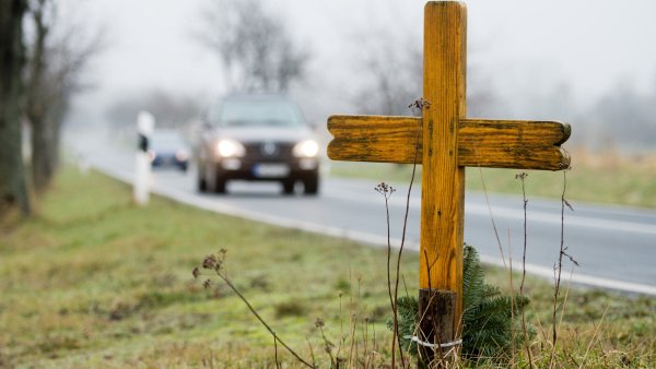 Kreuze zur Erinnerung an einen Verkehrstoten stehen an einigen Orten der B1 - eine Unfallstraße ist die Strecke im lippischen Bereich aber nicht, sagt die Polizei. - © picture alliance / Julian Stratenschulte/dpa