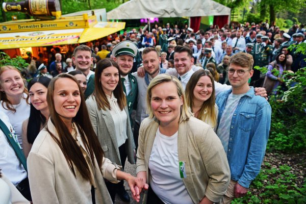 Die neue Schützenkönigin Luisa Wiechers mit ihrer Prinzessin und Partnerin Kerstin Milchberger (von rechts, vorne im Bild). - © Nicole Ellerbrake