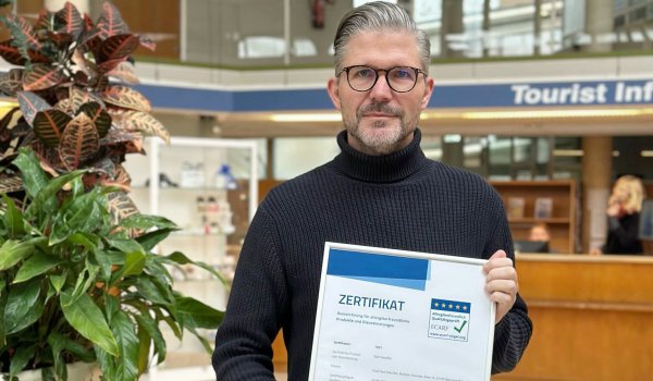 Die Stadt Bad Salzuflen bleibt Allergikerfreundliche Kommune: Fachberichsleiter Ralf Hammacher präsentiert das neue Zertifikat. - © Stadt Bad Salzuflen