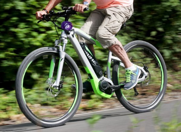 Bei einem Sturz im Wald hat sich ein Radfahrer schwer verletzt. - © dpa