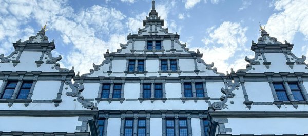 Das Paderborner Rathaus gilt als eines der schönsten im Land. Die Arbeit darin ist in der Stadt mit rund 160.000 Einwohnern genauso anstrengend wie in einem Funktionsbau. - © Nikola Becker
