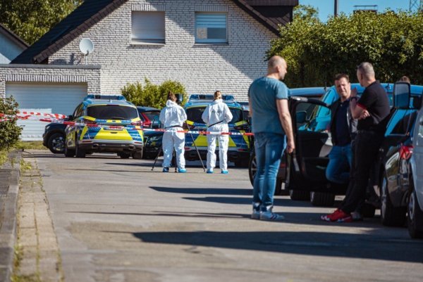 Polizisten sichern Spuren nach der Schießerei. Noch immer sind viele Fragen offen, die Ermittlungen sind noch nicht abgeschlossen. - © Freitag TV