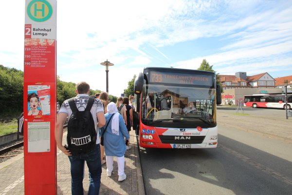 Umsteigen (hier am Lemgoer Bahnhof) ist künftig nicht mehr notwendig. Zwischen Detmold und Kalletal soll eine Schnellbuslinie als „Campus-Express" fahren.  - © Jens Rademacher