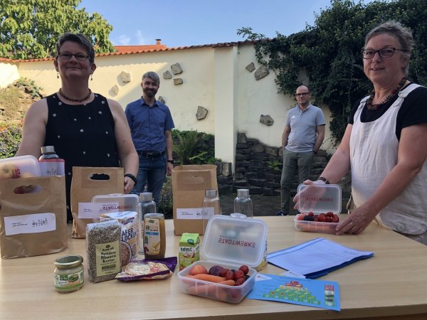 Martina Waning (links) und Marianne Klocke-Kramer („awb") sowie Johannes Dittmar (Stadtwerke, hinten links) und Frank Wilke-Frenzel (Stadt) zeigen den Inhalt der Schultüten.  - © Sven Kienscherf